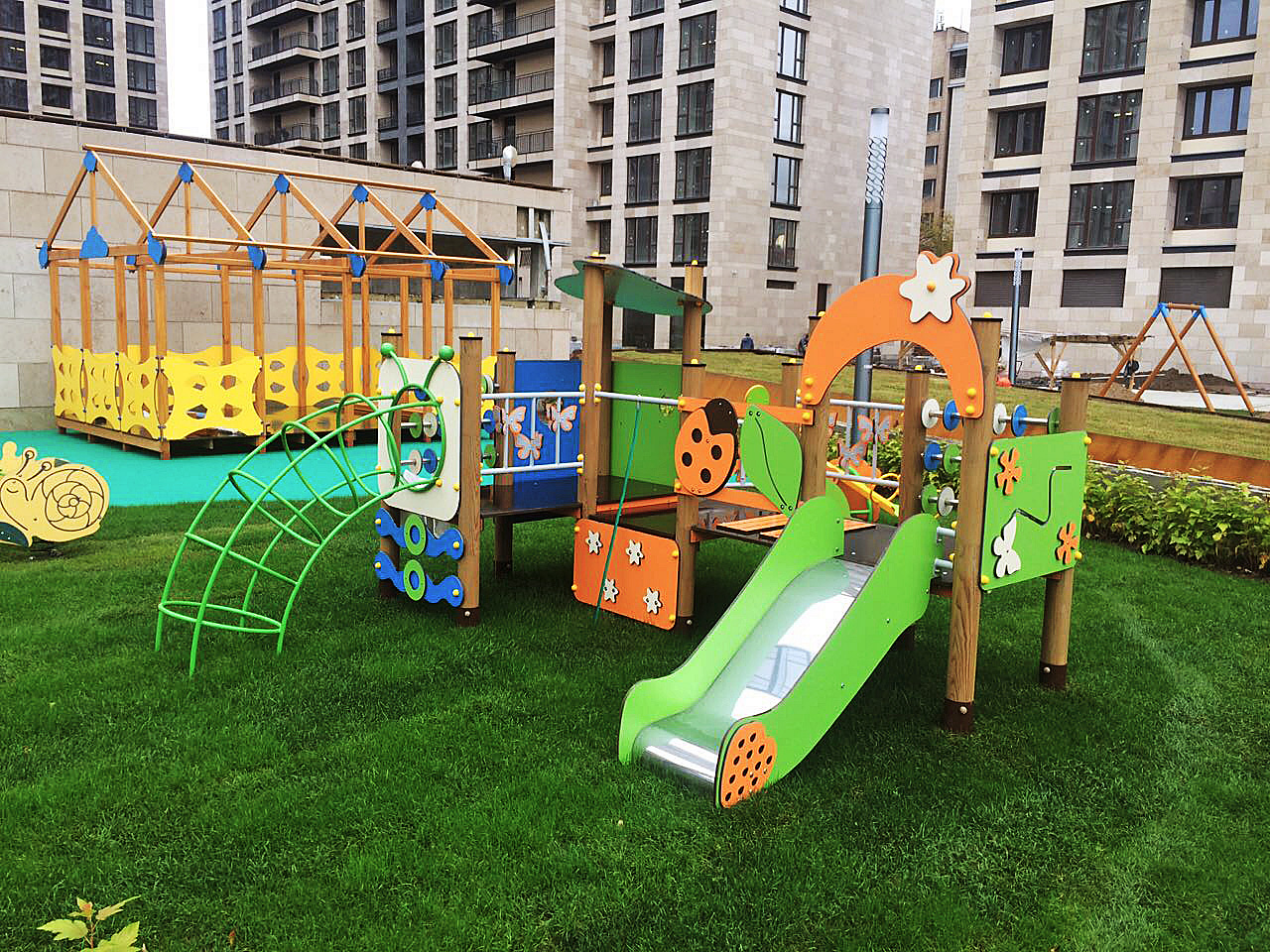 Продолжаем покорять московские дворы!